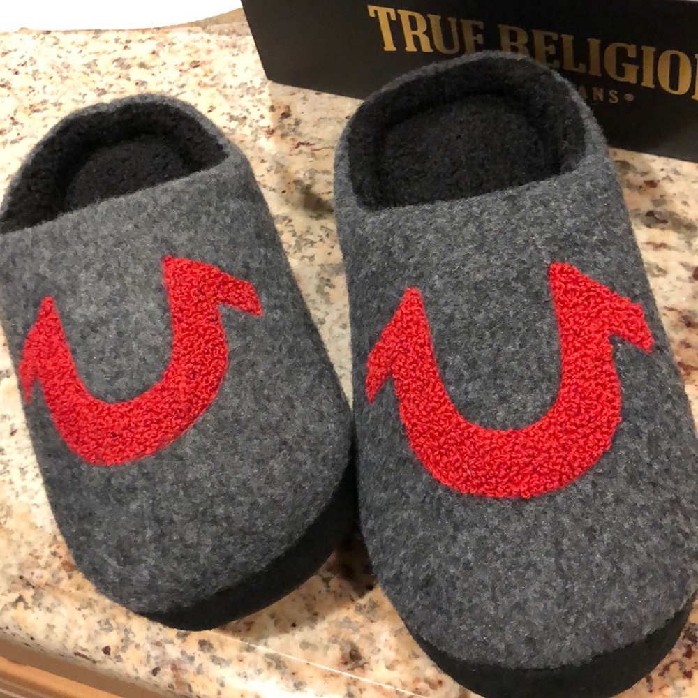 True Religion M (9-10) Slippers